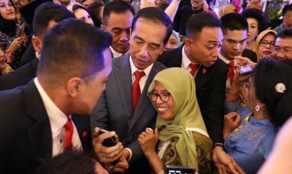 Presiden Jokowi sapa warga saat datang ke resepsi pernikahan putri Khofifah di Grand City