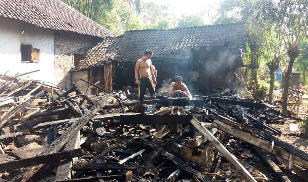 Kebakaran meludeskan dua rumah di Pasuruan