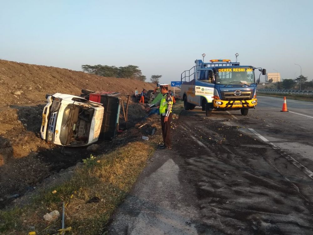 Dump truk yang ditabrak Truk Cold Diesel terguling