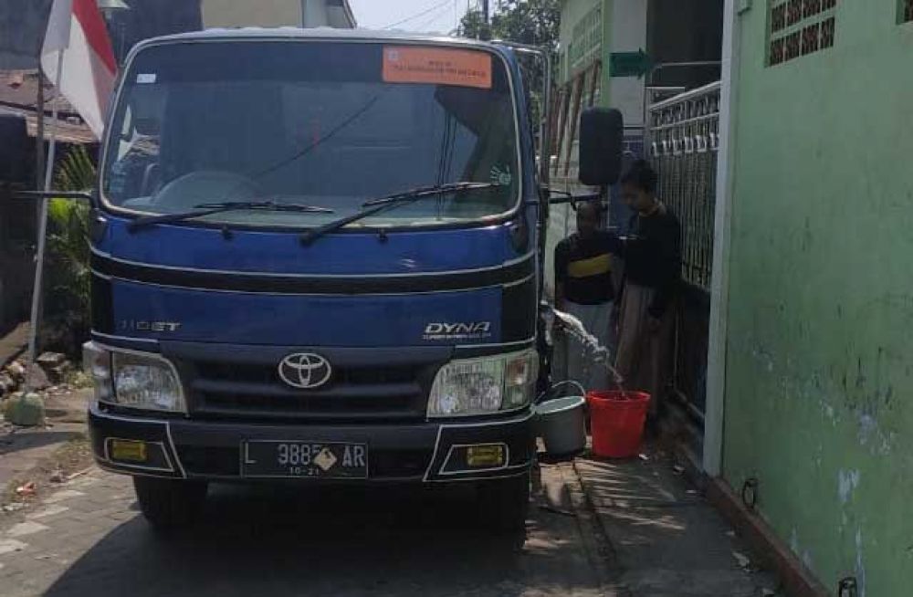 PDAM Kirim Truk  Air  ke Warga Jangkungan Surabaya 