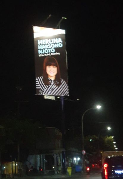 Baliho bergambar Herlina terlihat di kawasan Dupak pada Jumat (20/9/2019) malam./foto: Taufik Rachman