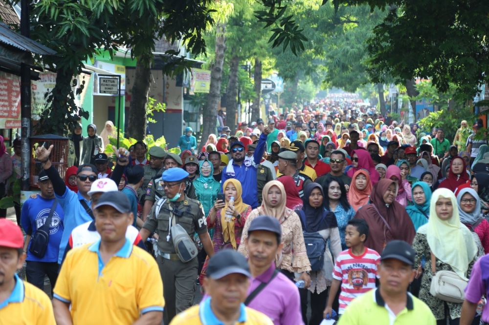 Para peserta jalan santai dalam peringatan Hari Ibu di Ponorogo