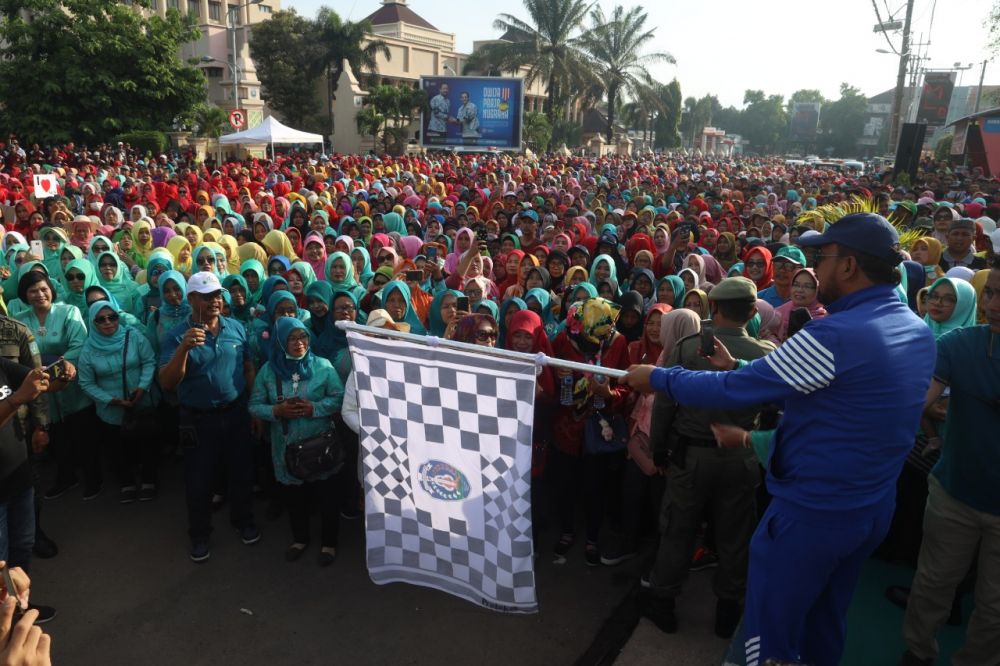 Bupati Ipong memberangkatkan ribuan peserta jalan santai dalam peringatan Hari Ibu di Ponorogo