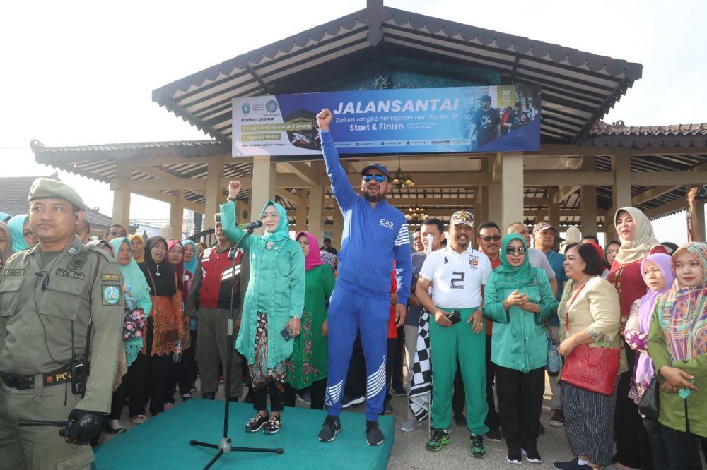 Bupati Ipong memberikan semangat kepada para peserta jalan santai dalam peringatan Hari Ibu di Ponorogo