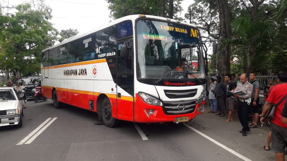 Bus Harapan Jaya yang menabrak ibu dan anak pengendara motor di Tulungagung