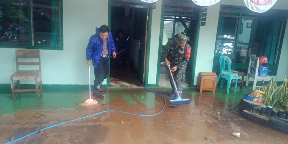 Anggota Koramil bersama Polsek bersih-bersih sisa banjir