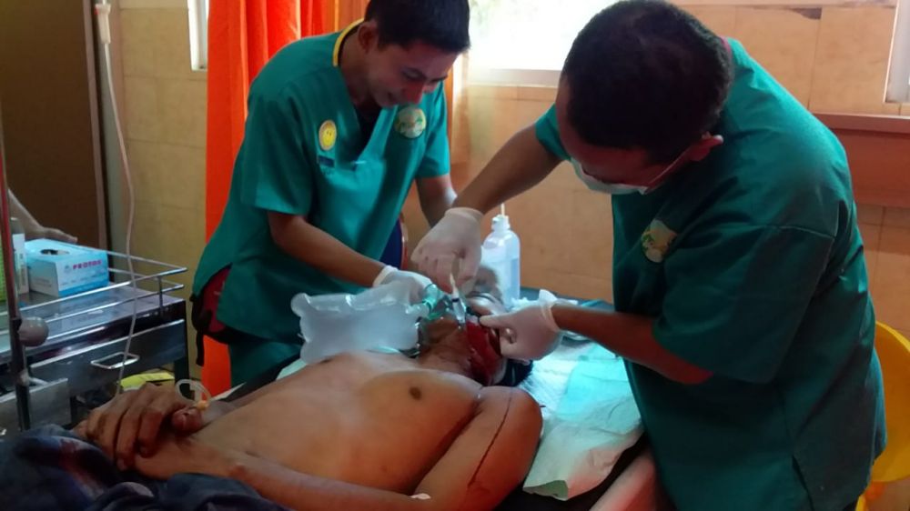 Korban menjalani perawatan di rumah sakit setelah dibacok istri sirinya