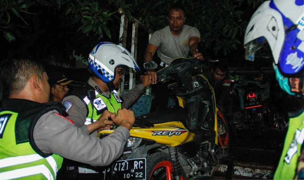 Polisi mengangkut puluhan motor dari razia balap liar di Kabupaten Mojokerto