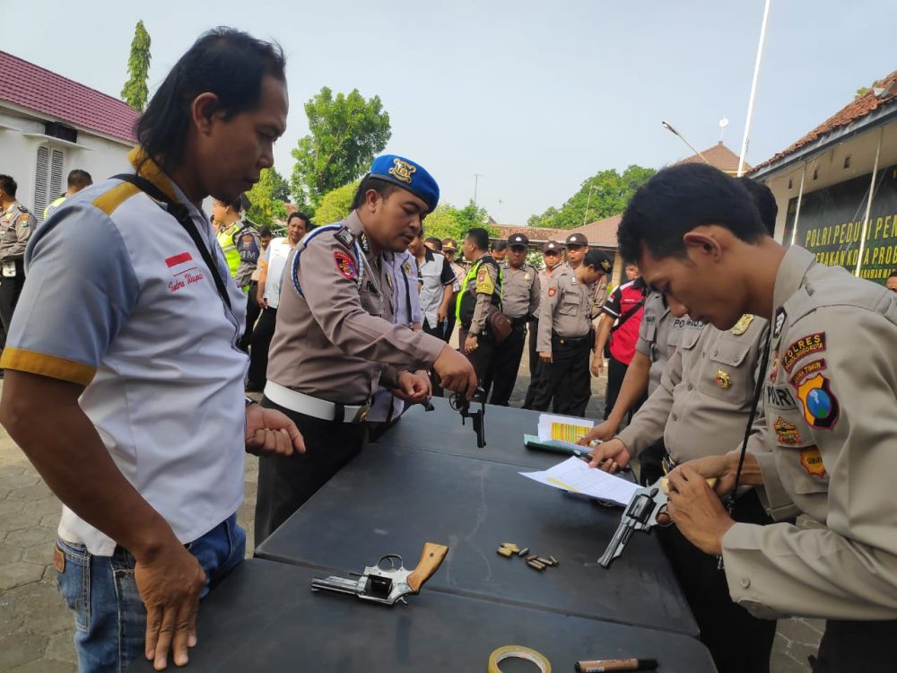 Pemeriksaan senpi polisi oleh Propam Polres Probolinggo Kota