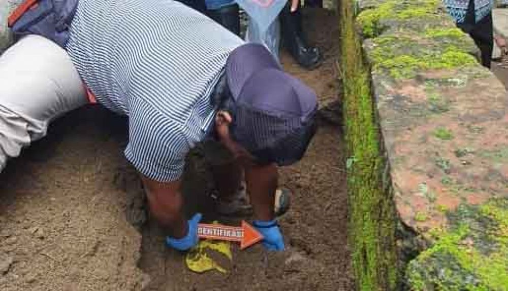 Polisi menggali tanah untuk mengangkat jasad bayi yang dikubur