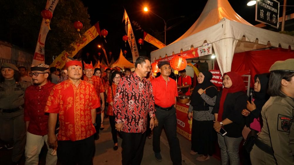 Wabup Yusuf Widyatmoko saat membuka perayaan Tahun Baru Imlek di Banyuwangi