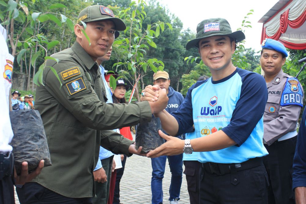 Kapolres Pasuruan AKBP Rofiq Ripto Himawan saat ikut menanam pohon di Gunung Arjuno-Welirang Blok Ringgit