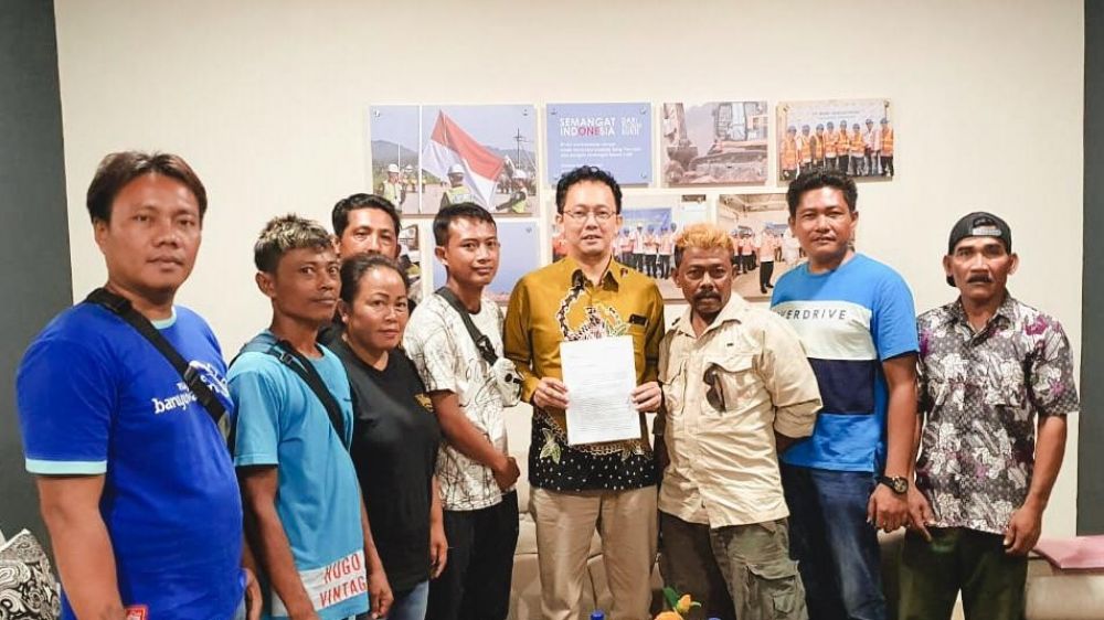 Beberapa warga sekitar tambang Tumpang Pitu bersama Beka Ulung Hapsara (tengah) dari Komnas HAM