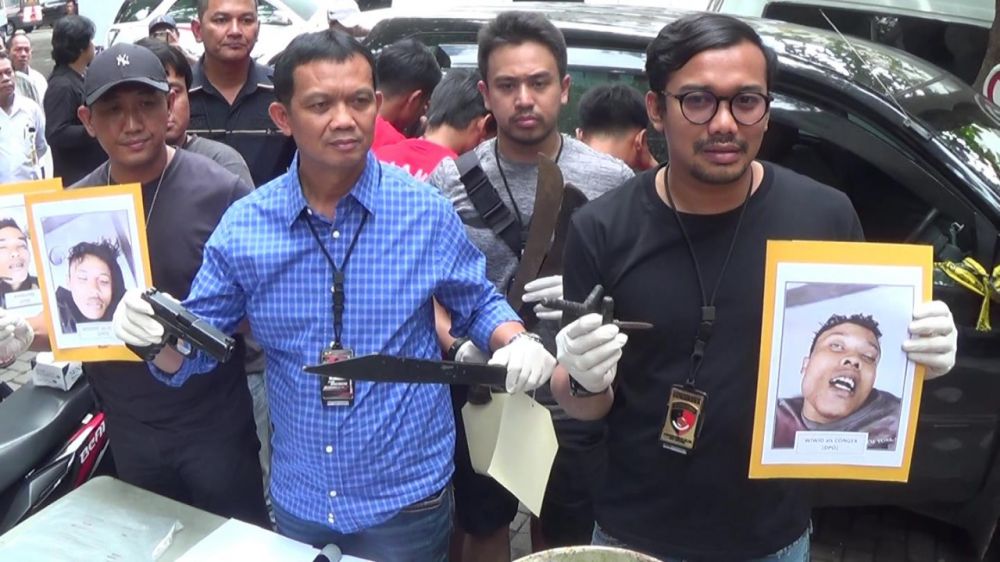 Kasat Reskrim Polrestabes Surabaya, AKBP Sudamiran tunjukkan foto ketiga pelaku yang tewas ditembak mati