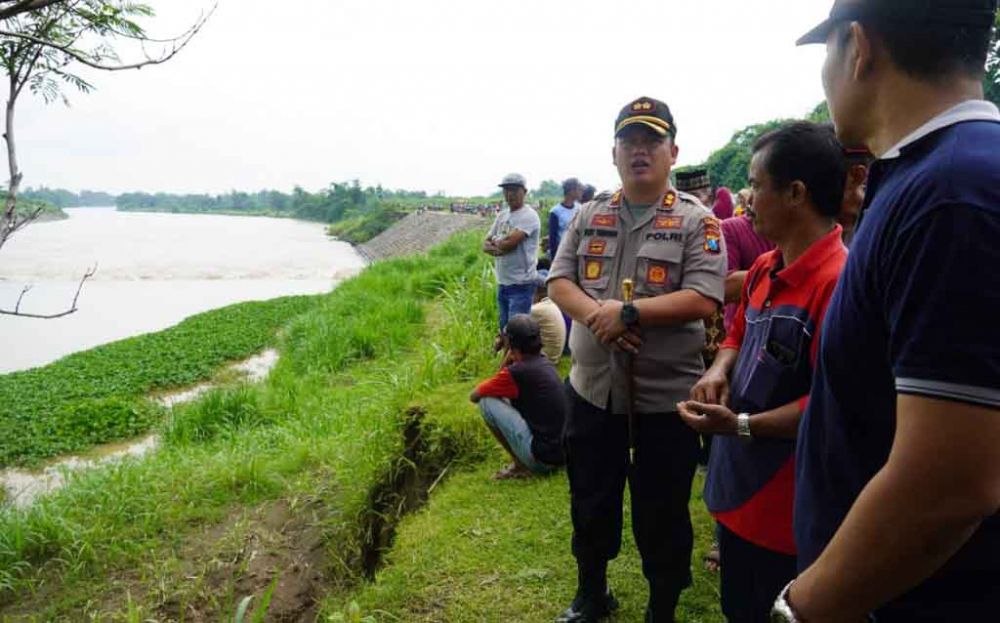 Kapolres Jombang datang ke Sungai Brantas tempat perahu penyeberangan terbalik