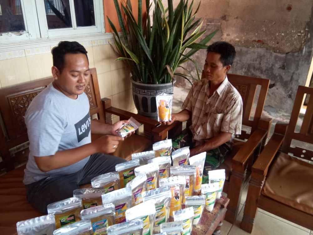 Mustiko Romadhoni, produsen empon-empon instan di Mojokerto melayani pembeli