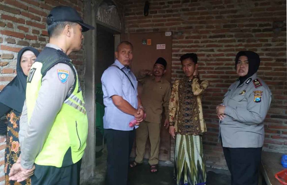 Polisi mendatangi lokasi ditemukannya pasangan suami istri di Malang diduga bunuh diri