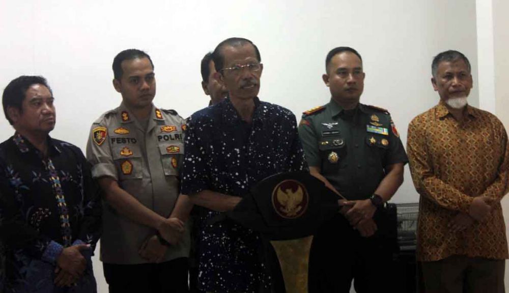 Bupati Magetan, Suprawoto memberikan keterangan pers di rumah dinas