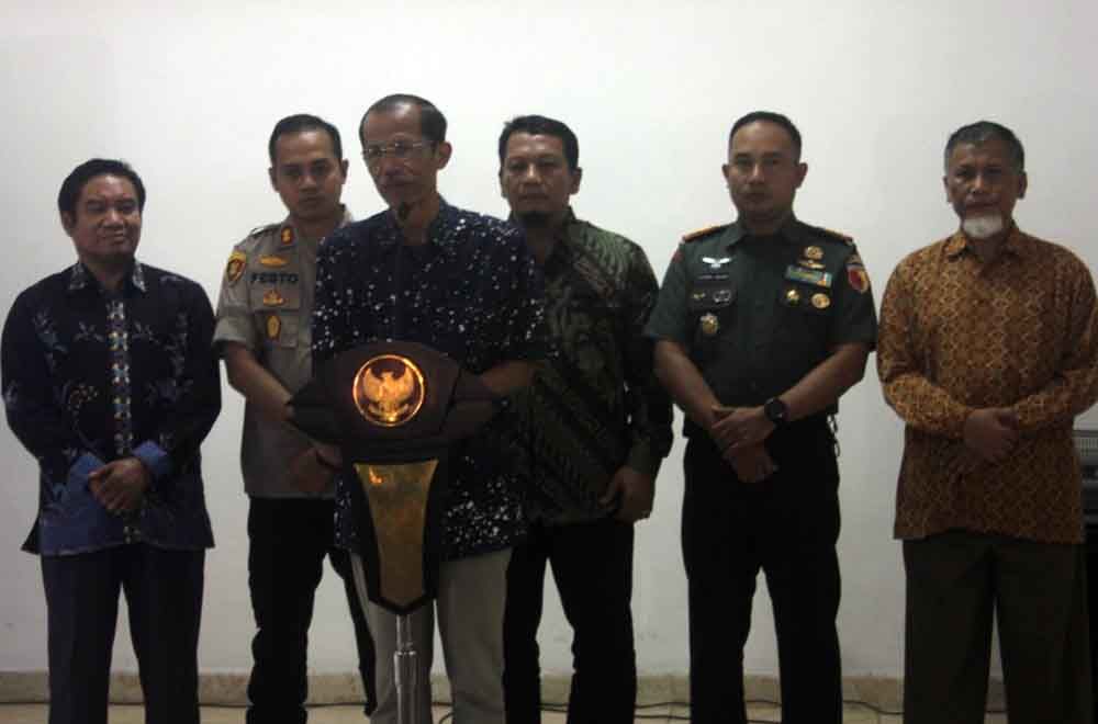 Bupati Magetan, Suprawoto memberikan keterangan pers di rumah dinas