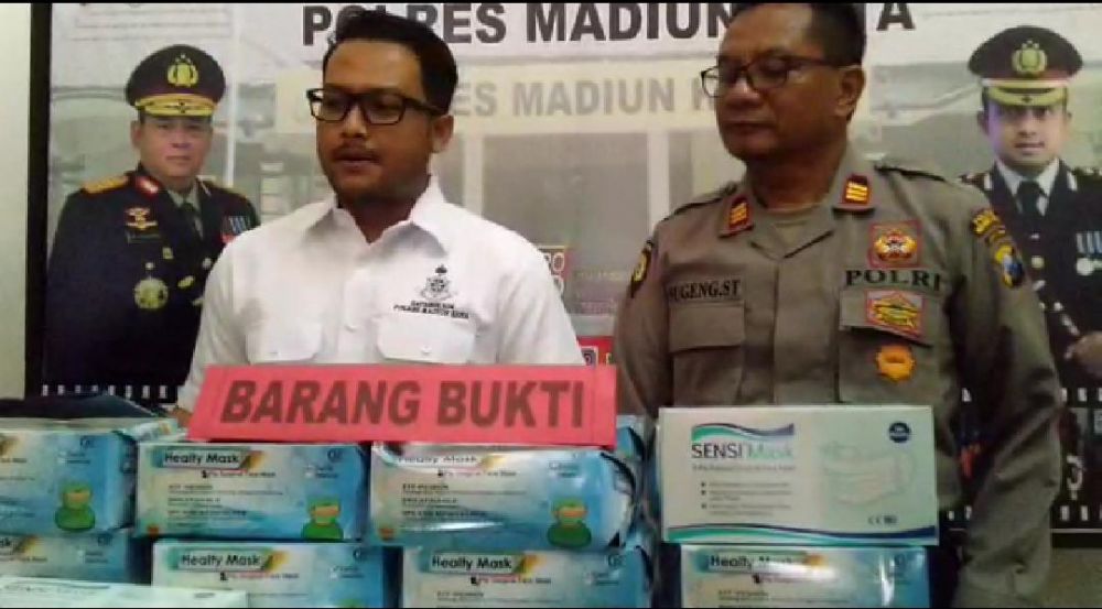 Polres Madiun menangkap dua pengedar masker bekas dan tanpa izin edar