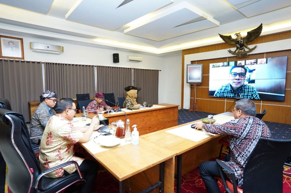 Bupati Abdullah Azwar Anas melakukan koordinasi secara online bersama pimpinan perbankan 