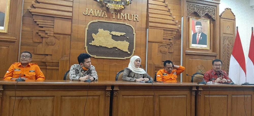 Wakil Gubernur Emil Dardak bersama Gubernur Khofifah Indar Parawansa dan Komandan Gugus Tugas Penanganan Covid-19 Jawa Timur, Heru Tjhajono 