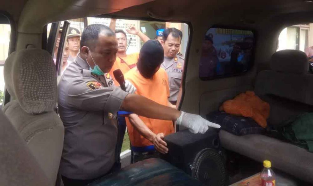 Kapolresta Banyuwangi tunjukkan mobil APV milik pelaku yang diisi premium