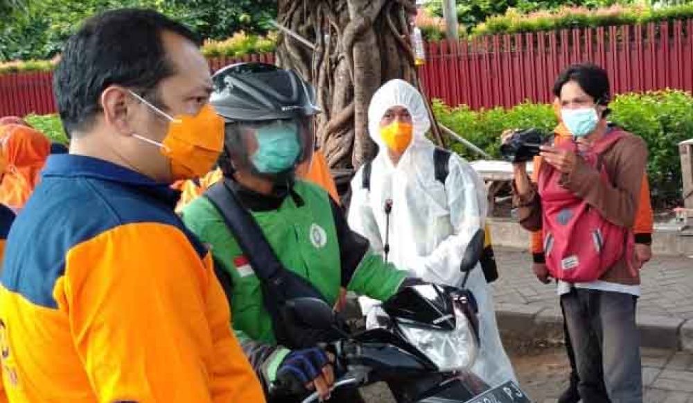 Penyemprotan disinfektan untuk ojek online di Surabaya