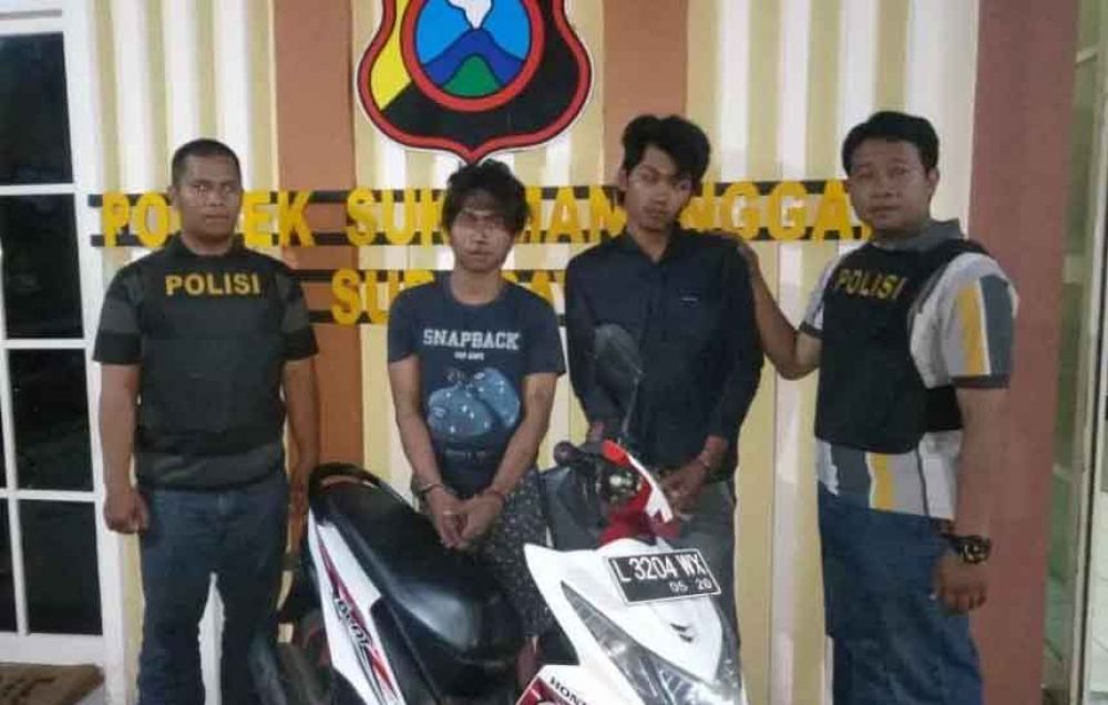 Kedua pelaku rampas motor dan hp pelajar SMP di Surabaya yang ditangkap