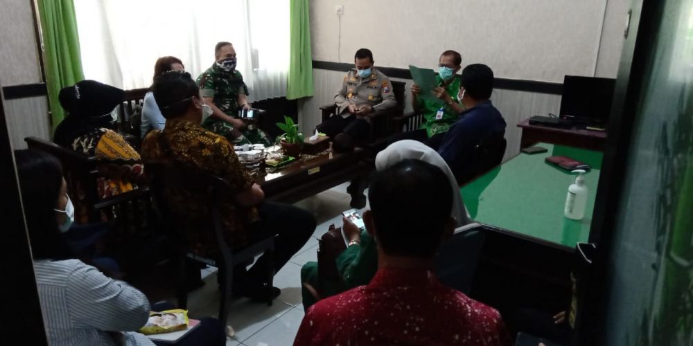 Pertemuan Bupati Suprawoto dengan manajemen pabrik pakaian dalam di Magetan