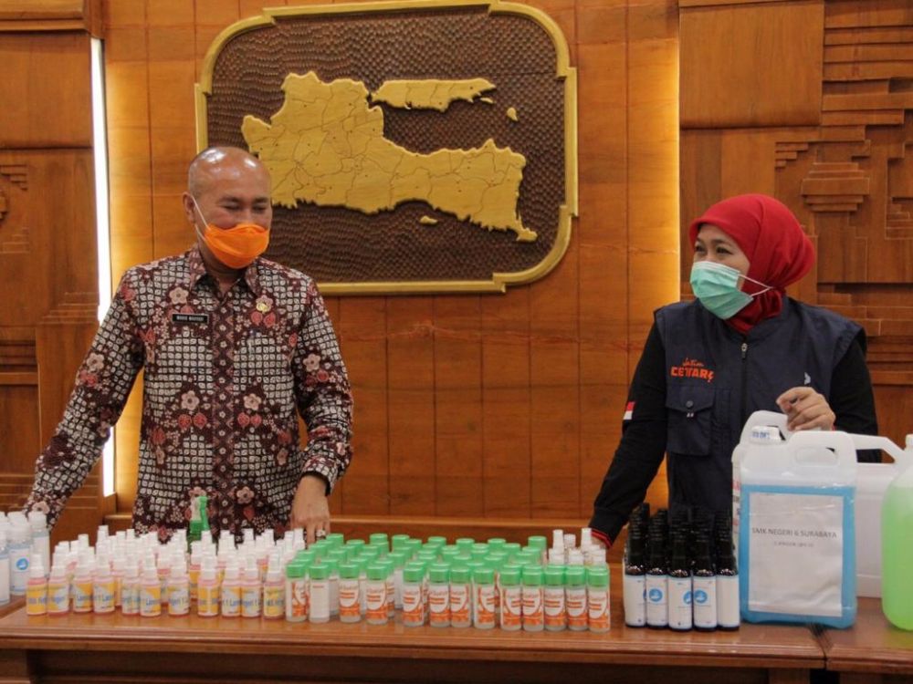 Pemprov Jatim Kerahkan SMA dan SMK Produksi Hand Sanitizer Massal