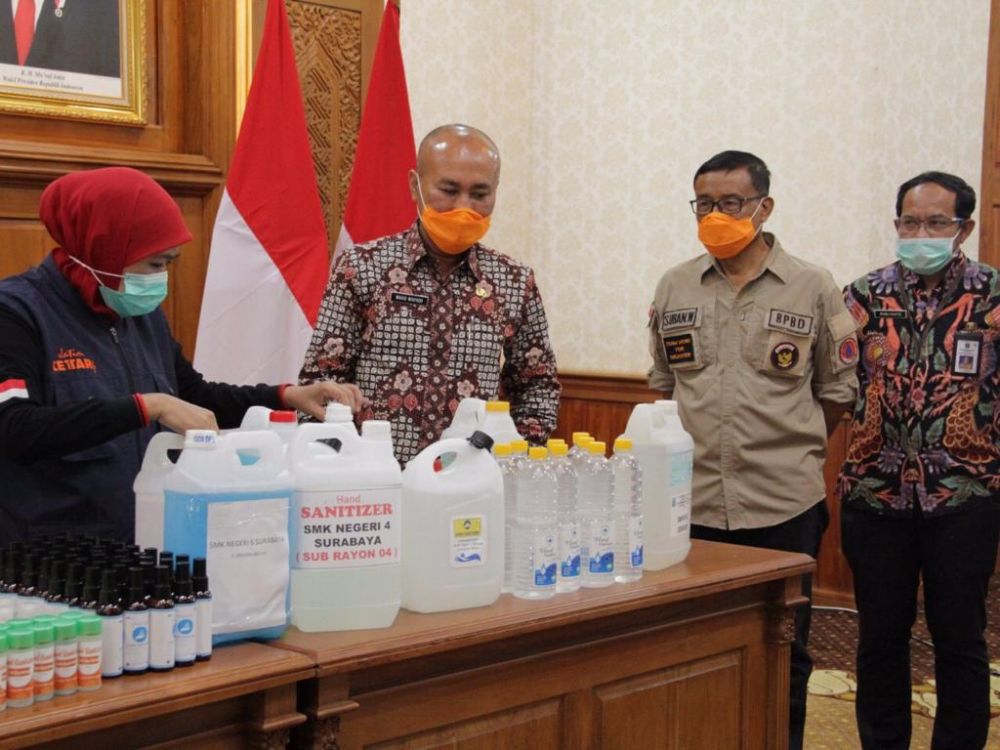 Pemprov Jatim kerahkan SMA dan SMK produksi hand sanitizer massal