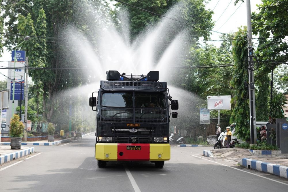 Penyemprotan disinfektan di Kota Probolinggo gunakan water cannon