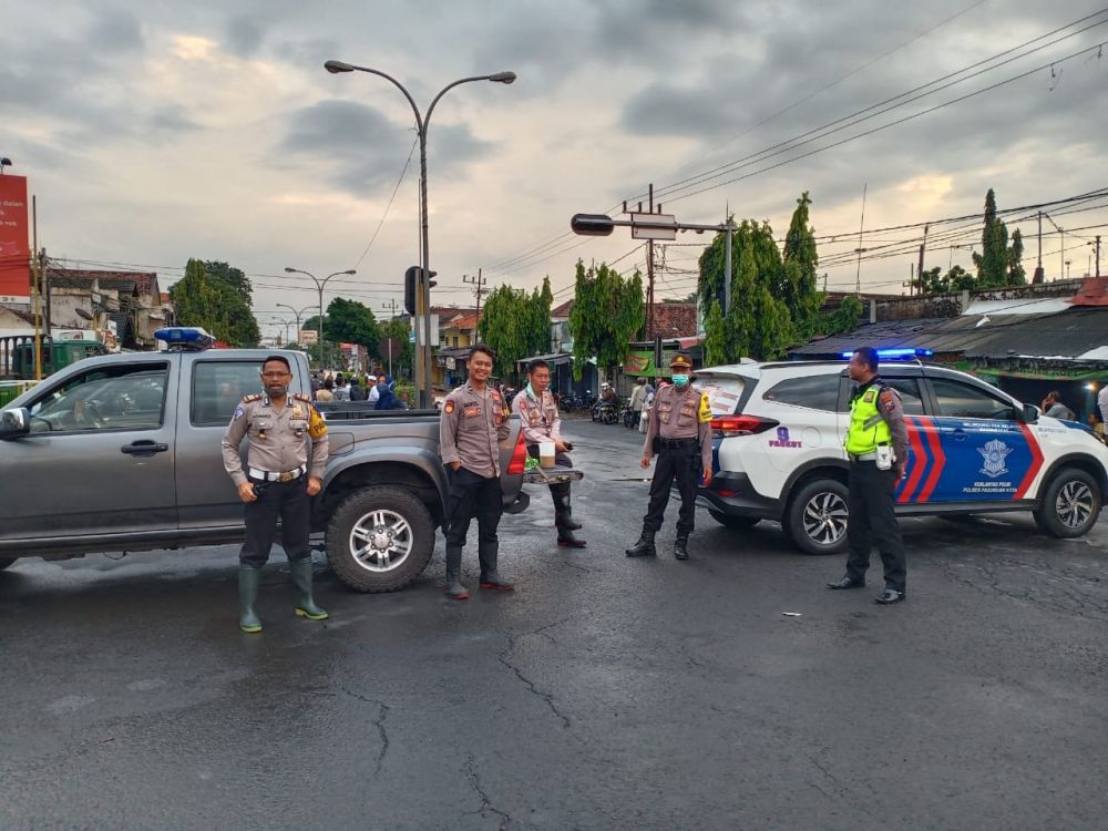 Sejumlah personel Satlantas Polres Pasuruan Kota berjaga di ujung jalur pantura untuk mengalihkan semua kendaraan