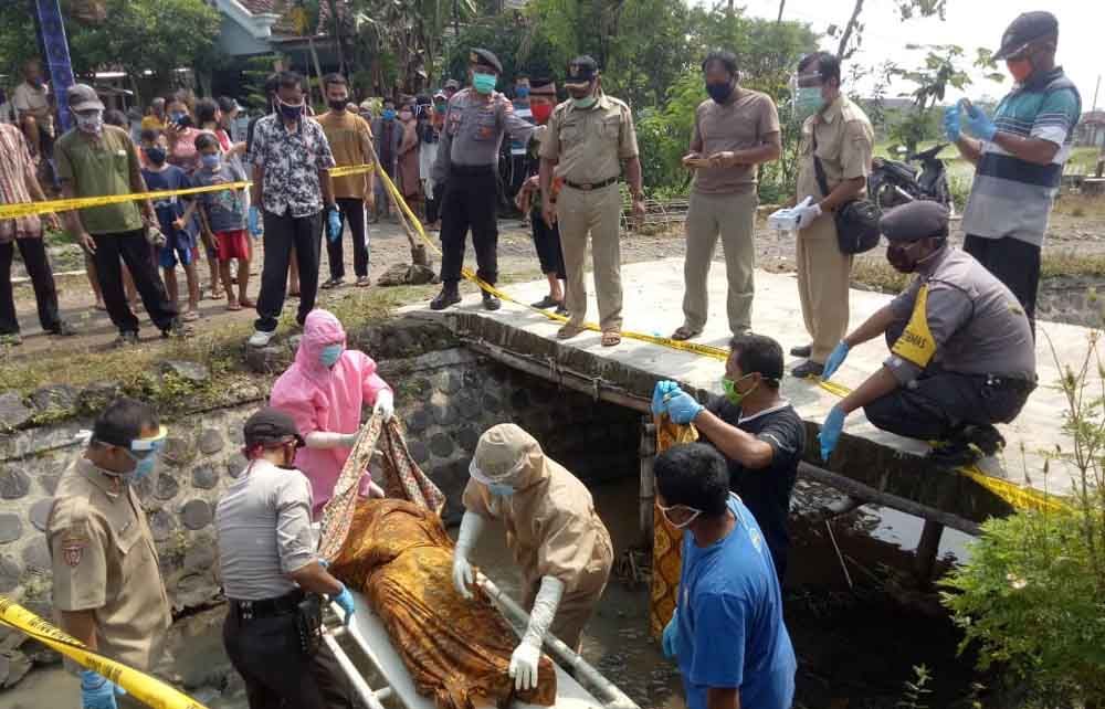 Proses evakuasi jenazah di Ngawi