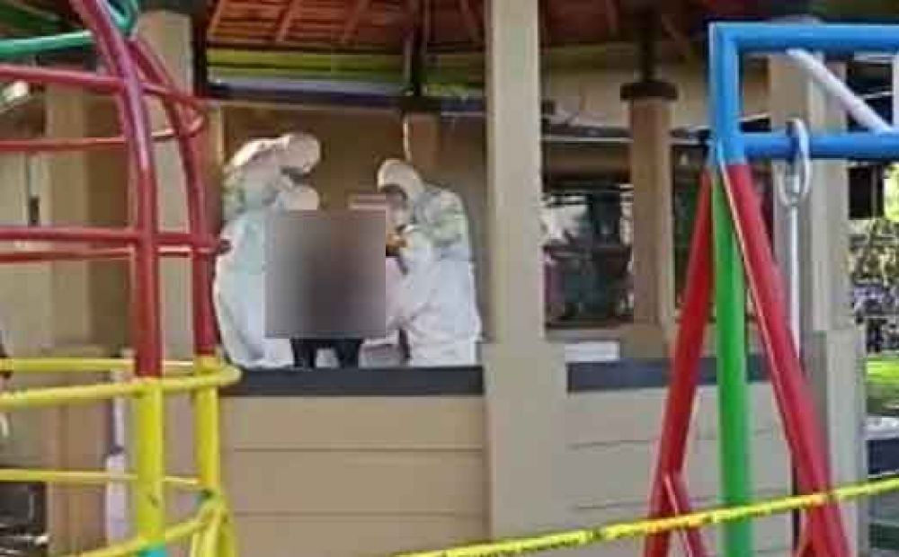 Petugas mengevakuasi pria yang gantung diri di Taman Manula Kota Probolinggo