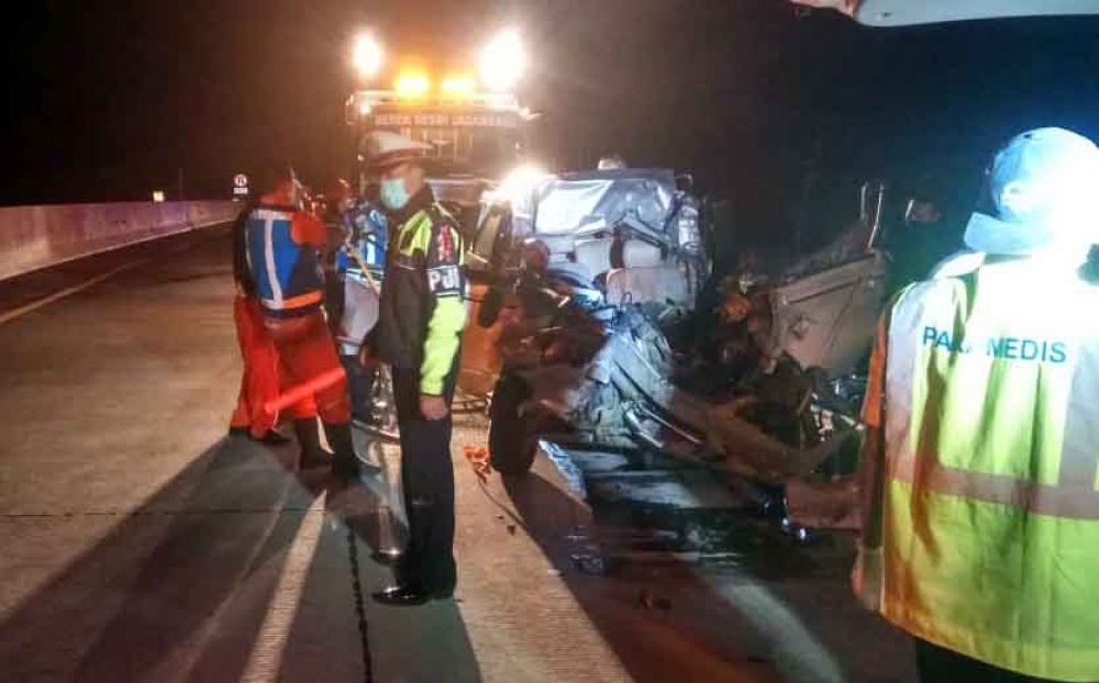 Petugas melakukan evakuasi pada korban kecelakaan di Tol Pandaan-Malang 