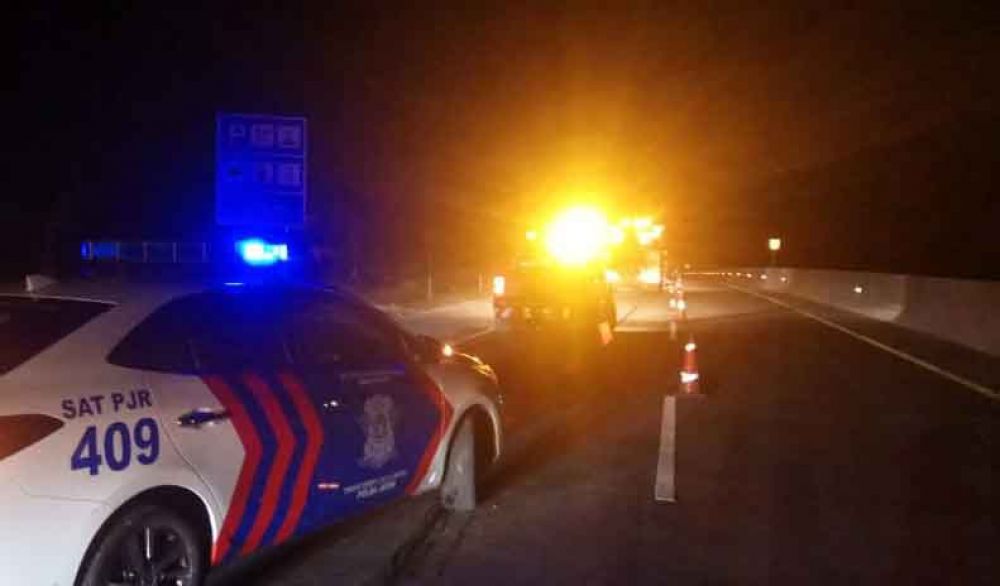 Sat PJR Polda Jatim datang ke lokasi kecelakaan di Tol Pandaan-Malang