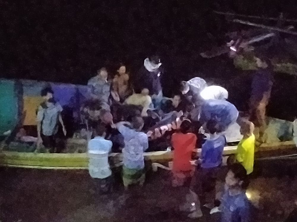 Evakuasi jenazah nelayan yang ditemukan tewas mengambang