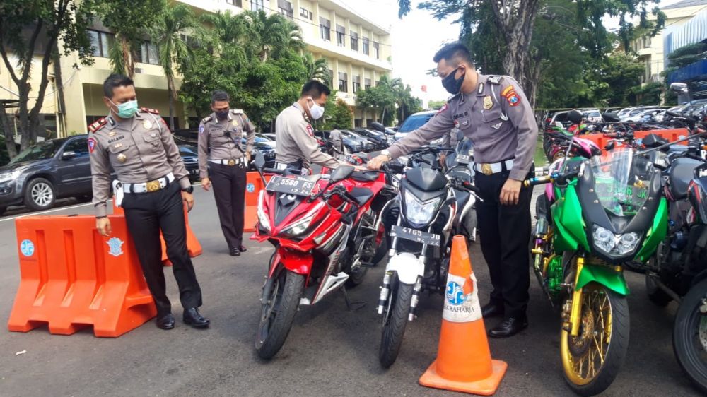 Polisi mengamankan ratusan motor pasat penerapana PSBB