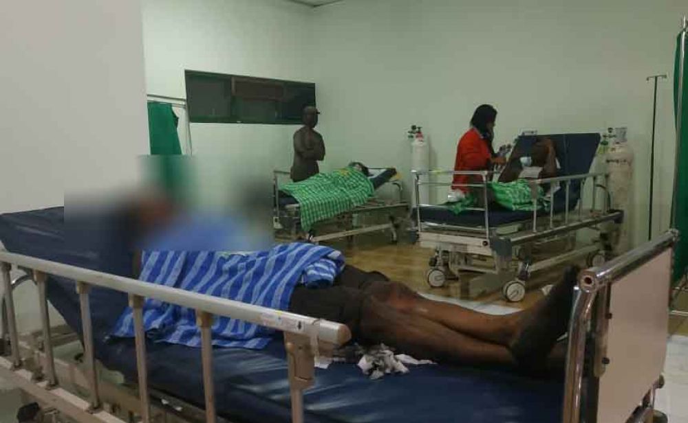 Para pekerja pabrik baja PT Jaya Mustika Indonesia yang tengah dirawat di rumah sakit
