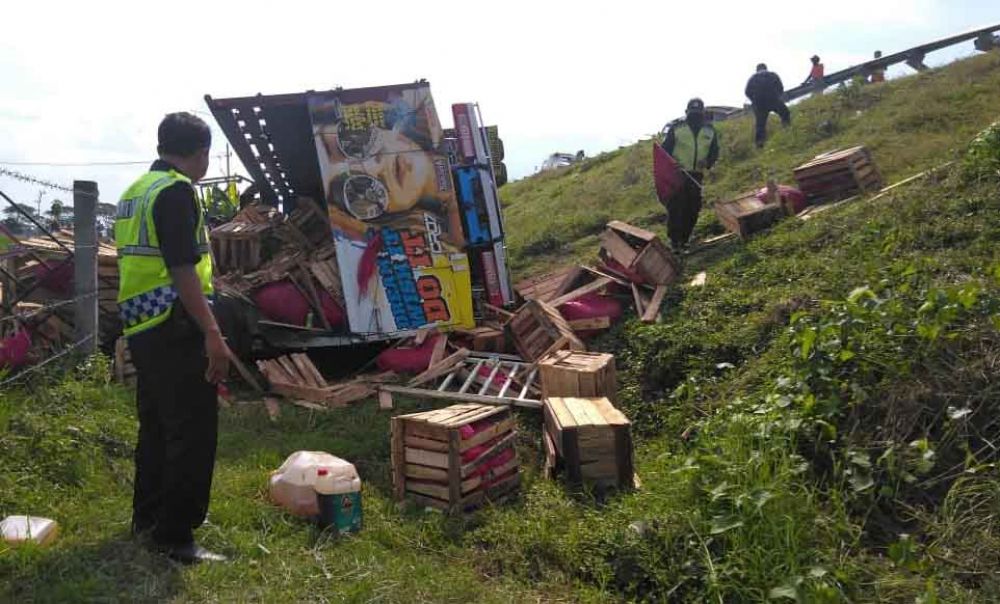 Dua Truk  Kecelakaan di Tol Madiun Ngawi  1 Orang Tewas dan 