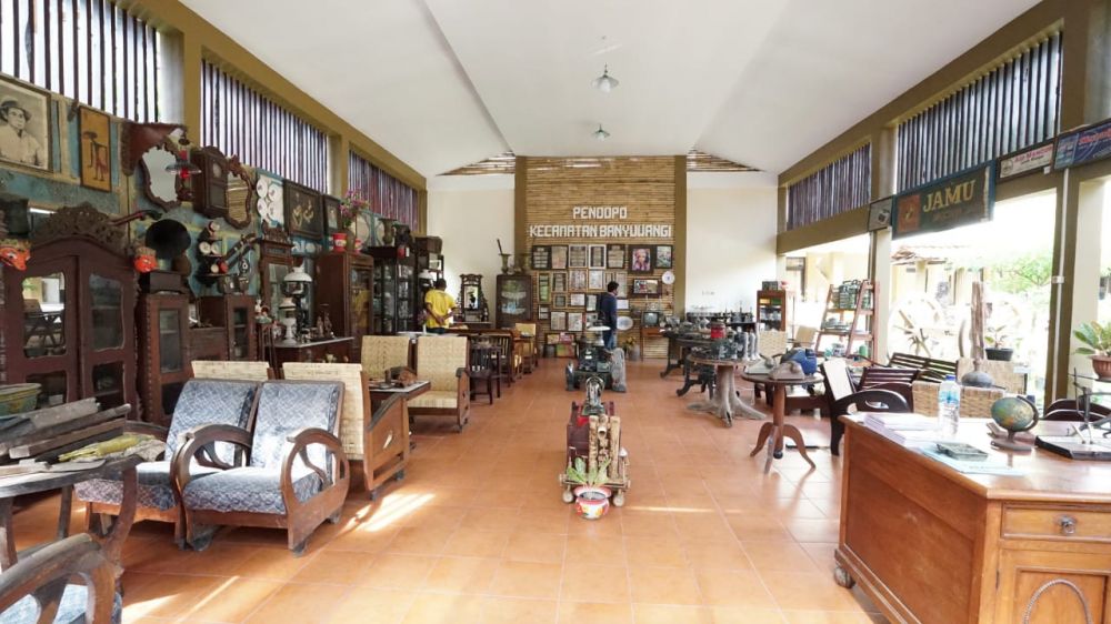 Pameran barang antik di halaman kantor Kecamatan Kota Banyuwangi