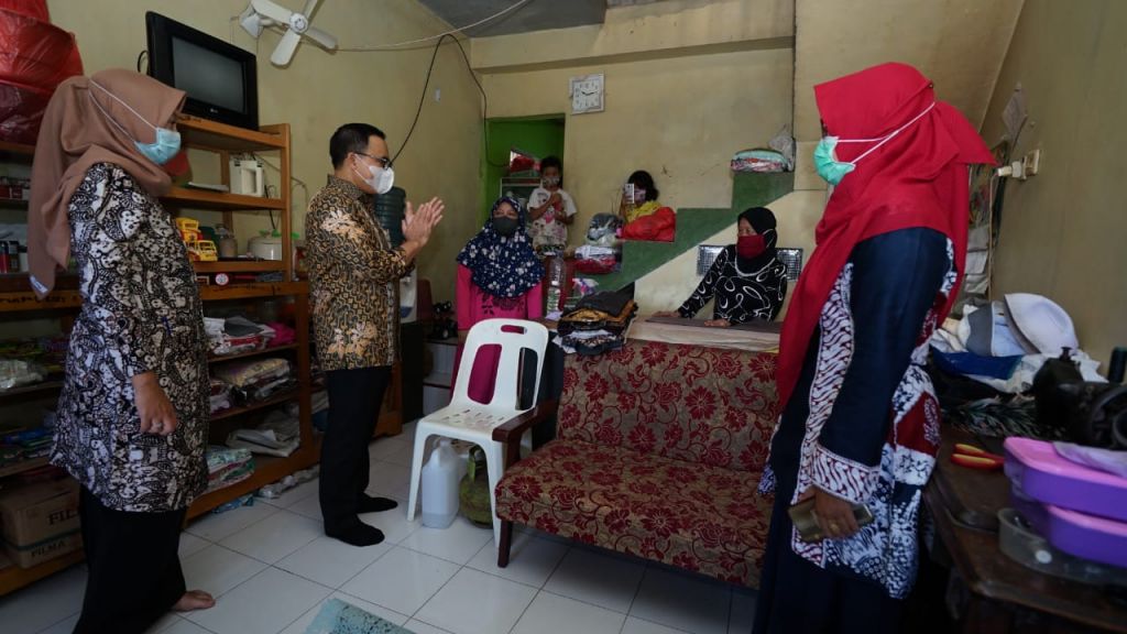 Bupati Banyuwangi Abdullah Azwar Anas saat meninjau usaha mikro