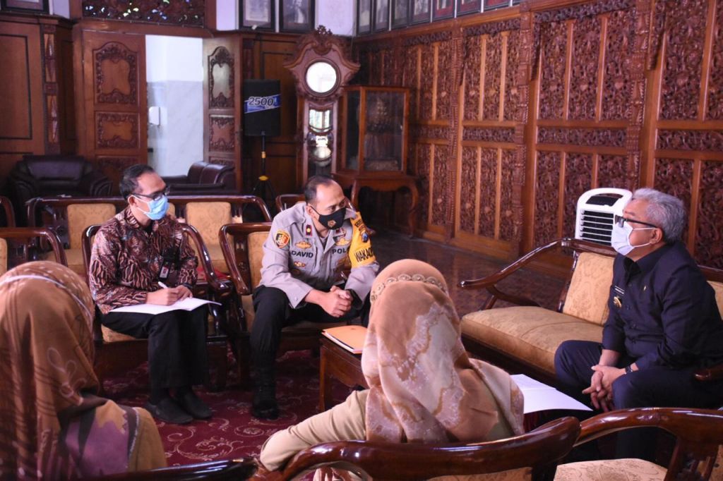 Wakapolres Mojokerto Kompol David Triyo Prasodjo saat melaporkan hasil evaluasi hipnoteri ke Pjs Bupati Mojokerto Himawan Estu Bagijo