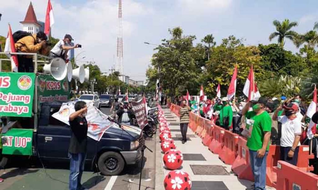 Peserta demo surat ijo gelar upacara Hari Pahlawan di Bali Kota Surabaya