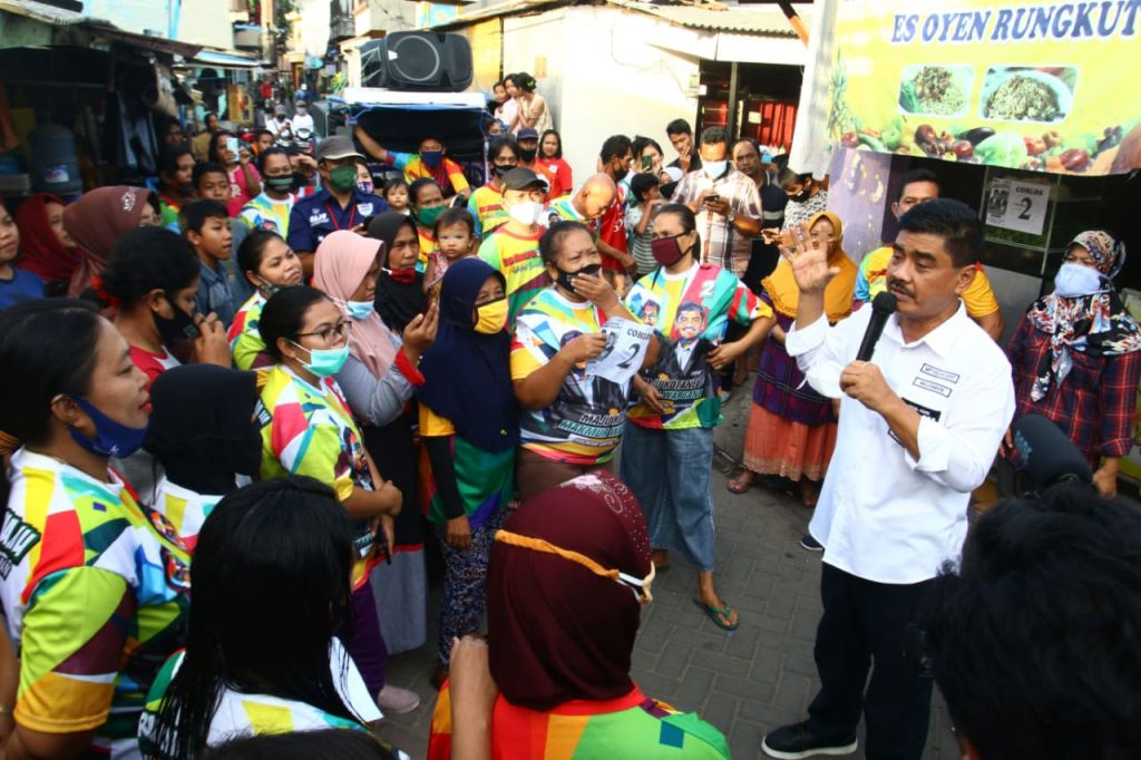 Calon Wakil Wali Kota Surabaya Nomor Urut 2, Mujiaman Sukirno jalan kaki menyapa warga Rungkut