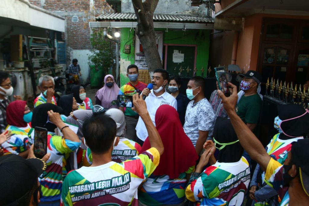 Calon Wakil Wali Kota Surabaya Nomor Urut 2, Mujiaman Sukirno jalan kaki menyapa warga Rungkut
