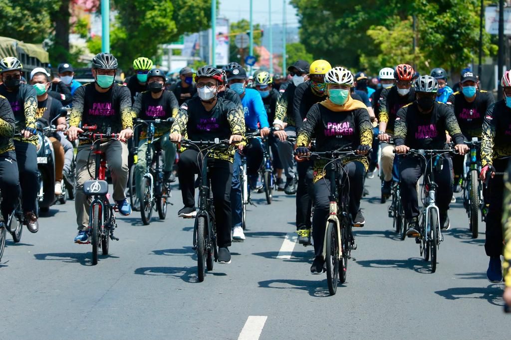 Gubernur Jatim Khofifah Indar Parawansa gowes kampanye protokol kesehatan di Banyuwangi