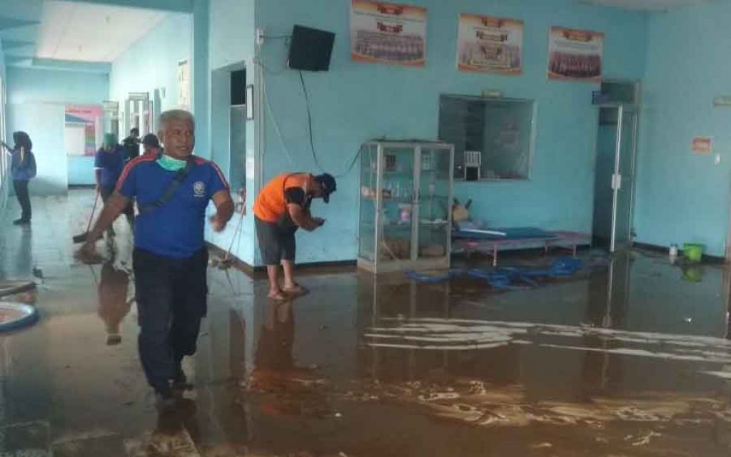 Petugas bersihkan Puskesmas Kebonagung yang terendam banjir